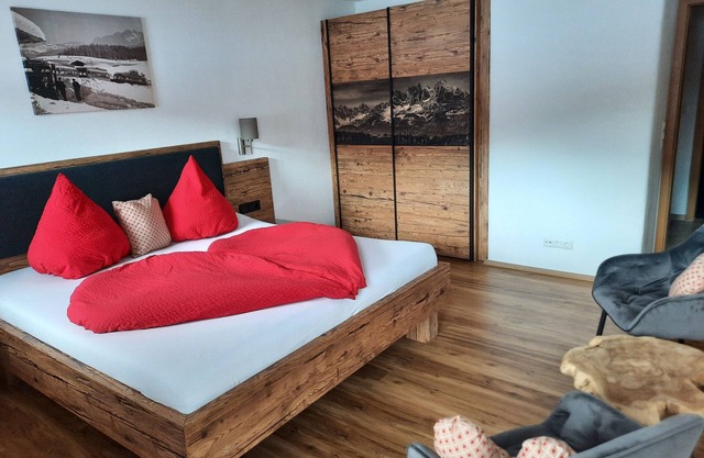 1) Drei-Raum-Ferienwohnung 52qm, bis zu 5 Personen, Dusche/WC, 2 Extra-Schlafzimmer, Küche, Balkon