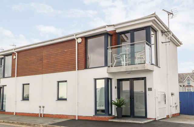1 MARINA VIEW, romantic, country holiday cottage in Pwllheli