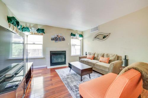 1 Mi to Downtown Reno Spacious Home with Deck!