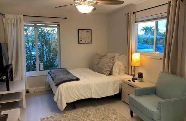 1 Mile to Bch!, E. Boca Studio w/Private Entrancen