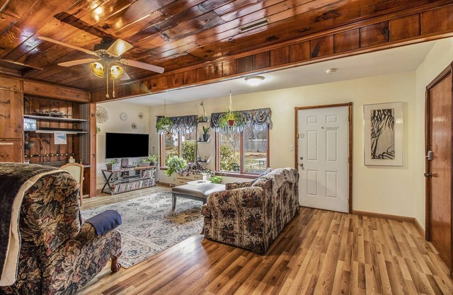 1 mile to ND Stadium, free parking, king bed