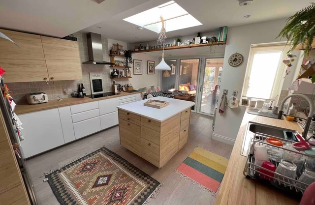 1 min from Beach, 3 Bedroom, Garden, Log burner