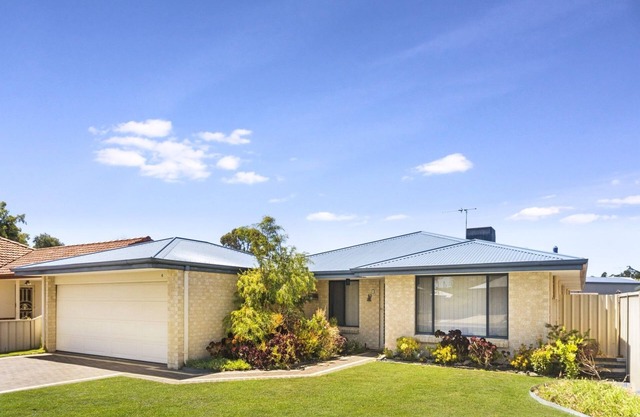 1 minute to quiet Beach. 3 minutes to town centre. Relax and enjoy the serenity.