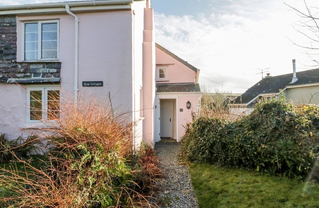 1 ROSE COTTAGES, country holiday cottage, with a garden in Polperro