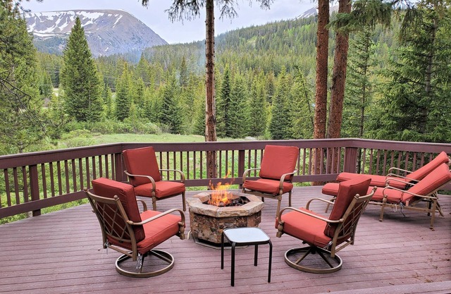 1-story 3/3 w/Huge Deck, Hot Tub, Cozy Style & Pet-Friendly
