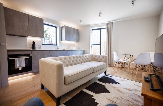1 The Hideaway (2mins from the beach)