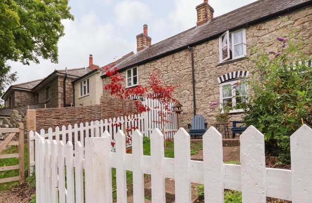 1 TY CAPEL, pet friendly, character holiday cottage in Pwllglas