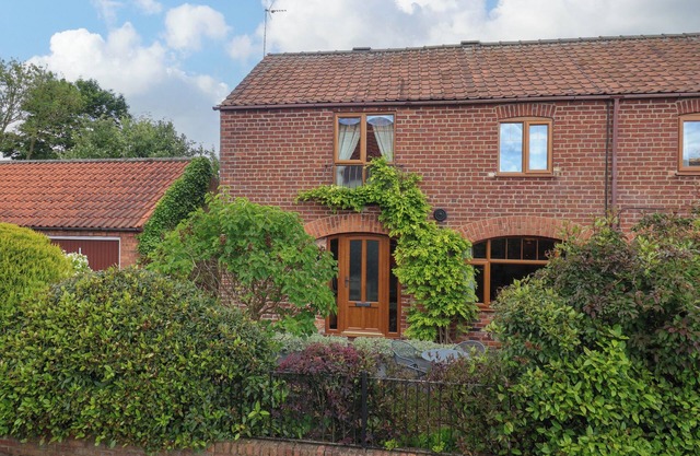 1 WOODS GARTH, family friendly, with a garden in Wetwang