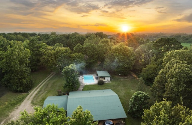 10 Acre retreat for groups and events sleeps 34. Pickleball court & pool
