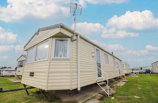 10 berth caravan for hire at St Osyths Holiday Park in Essex ref 28133GC