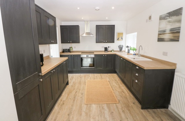 10 CLEIFIOG FAWR, pet friendly, luxury holiday cottage in Valley