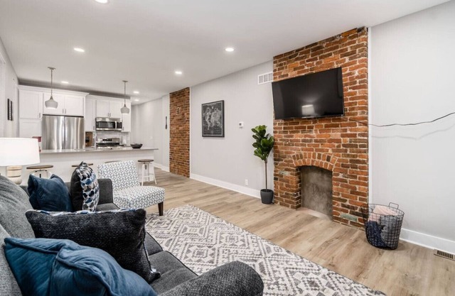 10) Entire Home/Private Parking/Fenced Yard