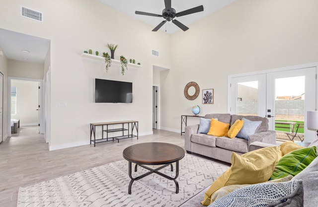 10 Min from Super Bowl, Shopping, NEW home, King Beds, Sleeps 10