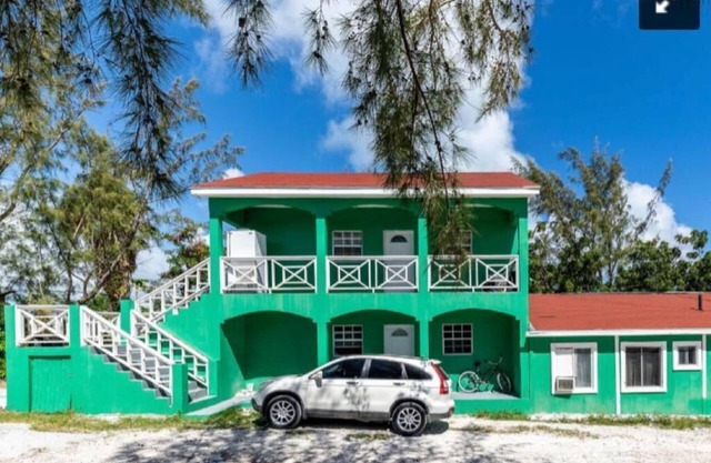 10 mins away from world number 1 award winning Grace Bay Beach