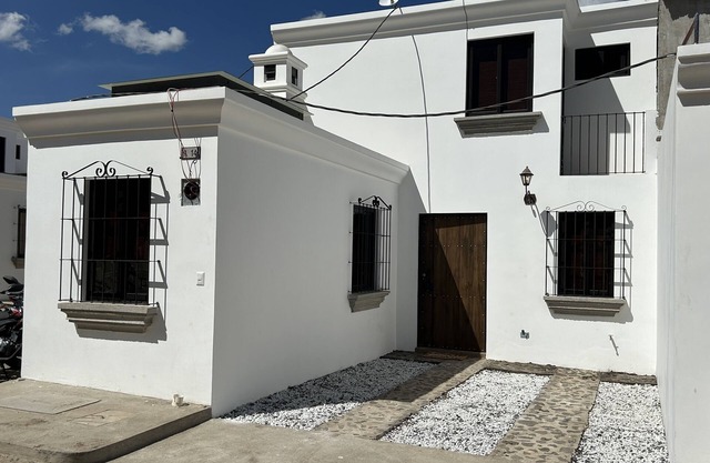 10 minutes from Antigua! Cozy family-sized condo with terrace.