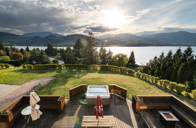 10 minutes from Penticton just off Skaha Lake, stunning views from Hot Tub!
