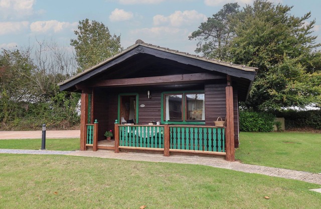 10 PINEWOOD RETREAT, family friendly, with pool in Lyme Regis