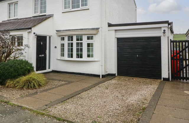 10 TYDDYN ADI, pet friendly, with a garden in Morfa Bychan