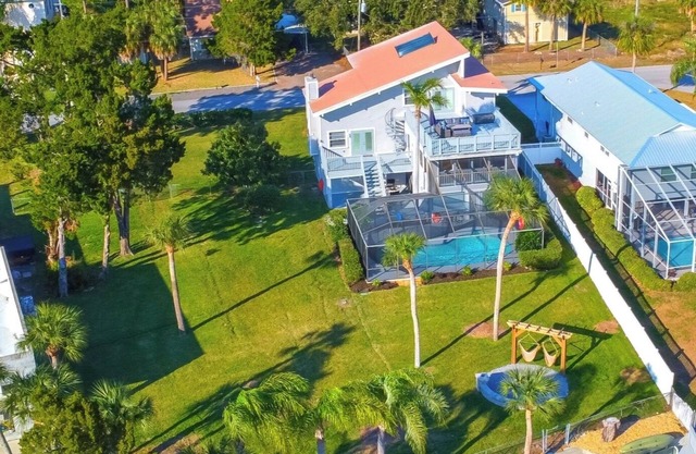 100+Amenities~Waterfront~Pool~Firepit~Kayaks~Direct Gulf Acces:Hernando Hideaway