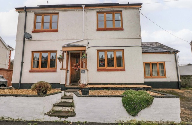100 CWMPHIL ROAD, pet friendly, with a garden in Ystradgynlais