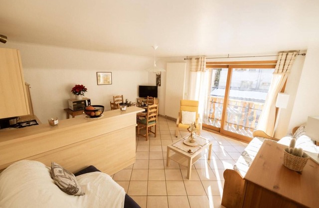 100m from shops, 2nd floor, balcony, parking, ski locker, 48m², Valloire