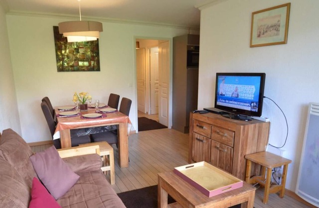 100m from shops, 3rd floor, view mountain, balcony, tv, ski locker, 40m², Les Menuires