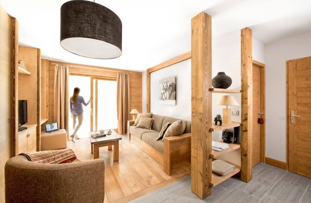 100m from ski lifts, fitness, swimming pool, sauna, hammam, balcony, tv, 67m², Tignes