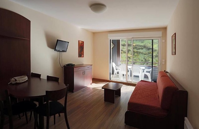 100m from ski slopes, 1st floor, parking, tv, ski locker, 41m², Peyragudes