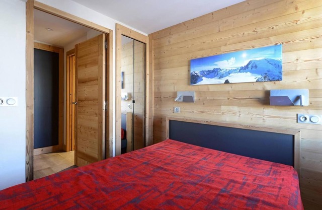 100m from ski slopes, 3rd floor, view mountain, balcony, tv, ski locker, 124m², Montchavin La Plagne