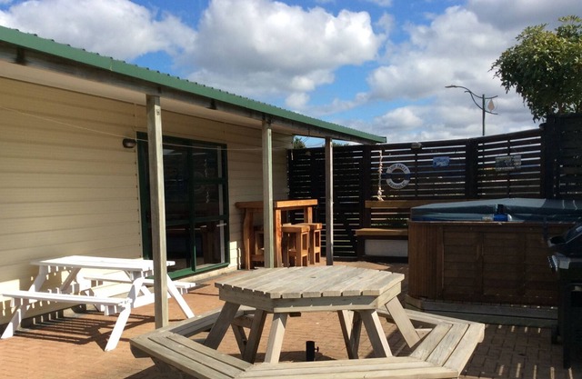 109 Nikau Spa and dog friendly