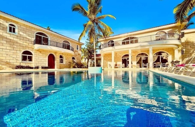 10BR Beach Villa Andiamo with Chef, Jacuzzi and Maid