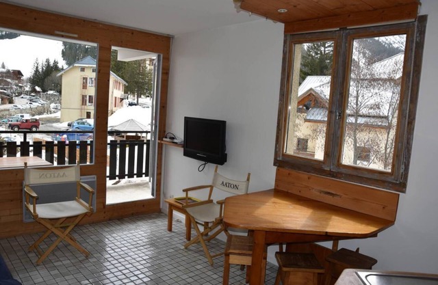 10m from resort center, 2nd floor, terrace, parking, tv, ski locker, 27m², Pralognan-la-Vanoise