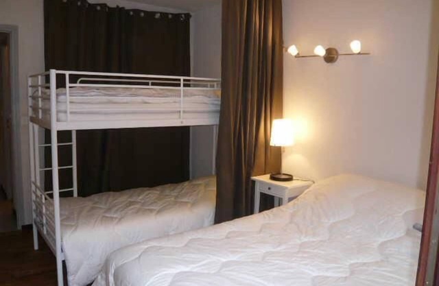 10m from ski slopes, 5th floor, view ski slopes, balcony, parking, tv, ski locker, 43m²