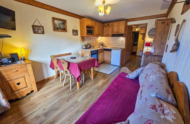 10m from ski slopes, Ground floor, view mountain, balcony, tv, ski locker, 30m², Les Menuires