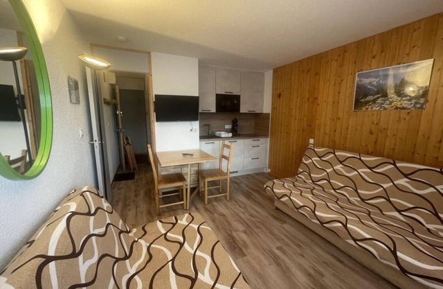 10m from ski slopes, 2nd floor, view street, balcony, tv, ski locker, 19m², La Plagne