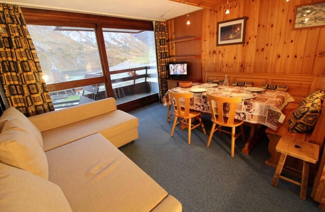 10m from ski slopes, 3rd floor, view lake, balcony, tv, ski locker, 28m², Tignes