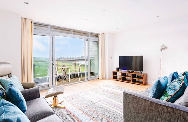 11 Cribbar - Modern apartment close to beach with stunning views, balcony and secure parking