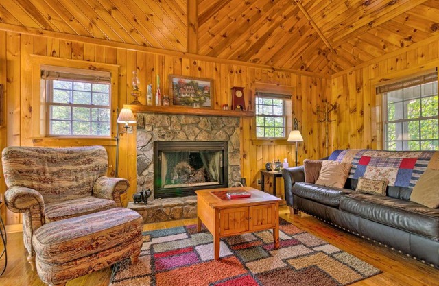 11 Mi to Boone Secluded Pet-Friendly Cabin!