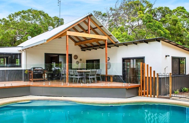 11 Naiad Court - Rainbow Shores. Pool, walk to beach. Wifi