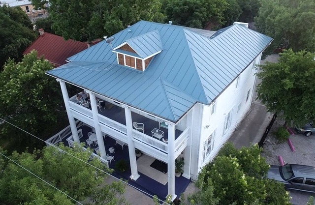11 rooms and 7.5 bathrooms Victorian Mansion North Downtown with Jacuzzi/Parking