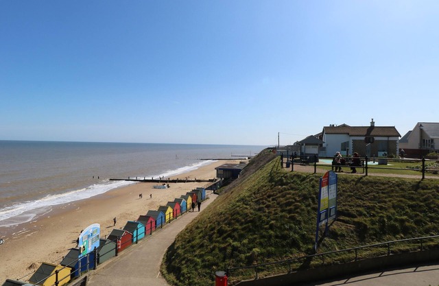 11 SEAWARD CREST, pet friendly, country holiday cottage in Mundesley