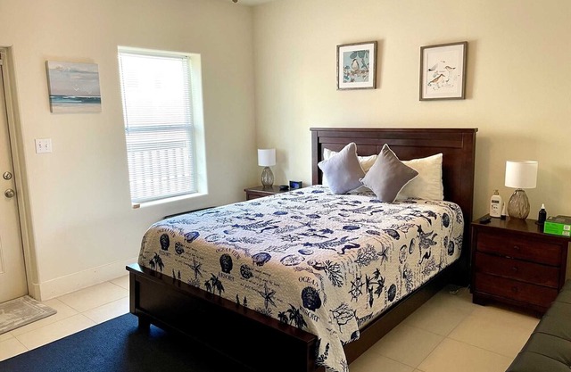 112 E ACAPULCO 2 (2-Bedroom Condo) with Pool by RedAwning