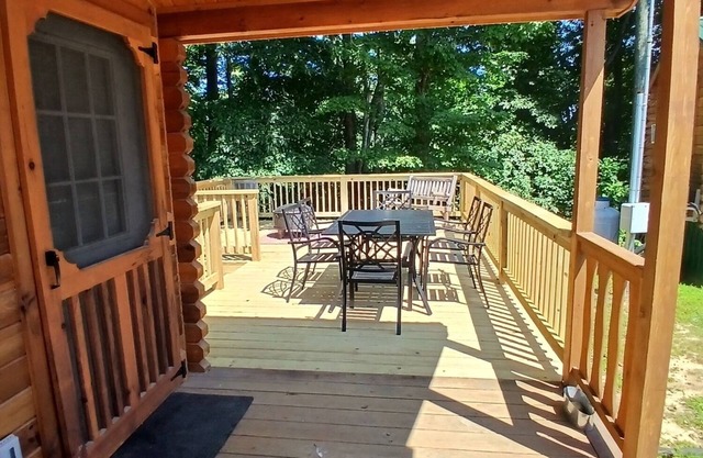 118) Teal Log Cabin. Close to Hocking Hills State Park and more!