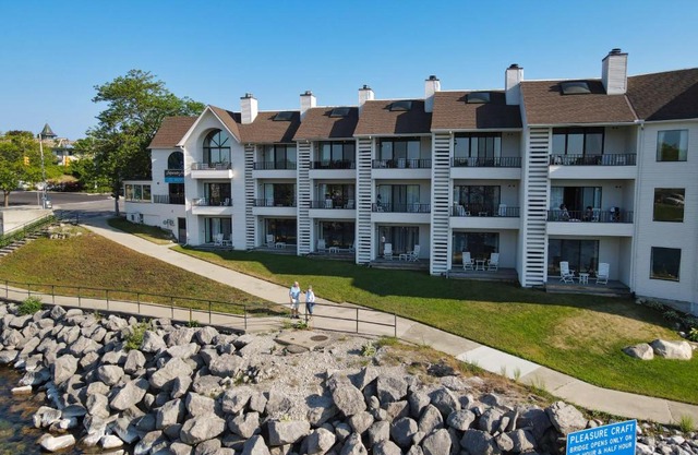 Edgewater Inn 