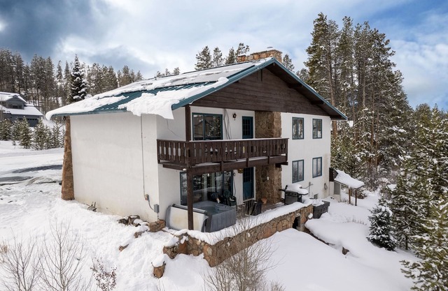 11BR 8Bath Chalet with mountain views and close to the bus.
