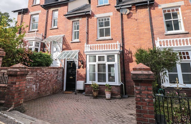 12 RIDGE HILL, pet friendly, character holiday cottage in Dartmouth