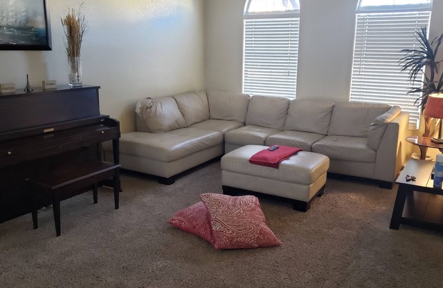 12mins fremont st.16mins to strip, w/86 inch TV, xbox, pool table & grill.