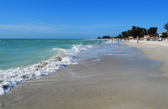 13 MINUTES to AMI beaches, GORGEOUS NW BRADENTON, Heated Pool (See Note)