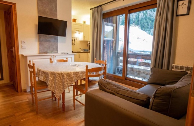 130m from ski slopes, 2nd floor, balcony, parking, tv, ski locker, 35m², La Norma
