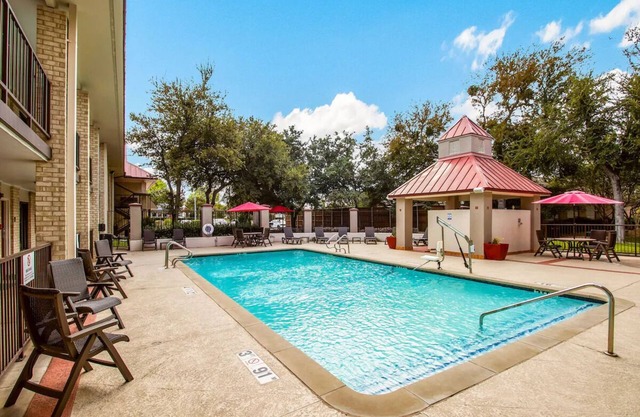 15 Miles Away from Downtown Dallas | Relaxing Couple Stay | Free Parking